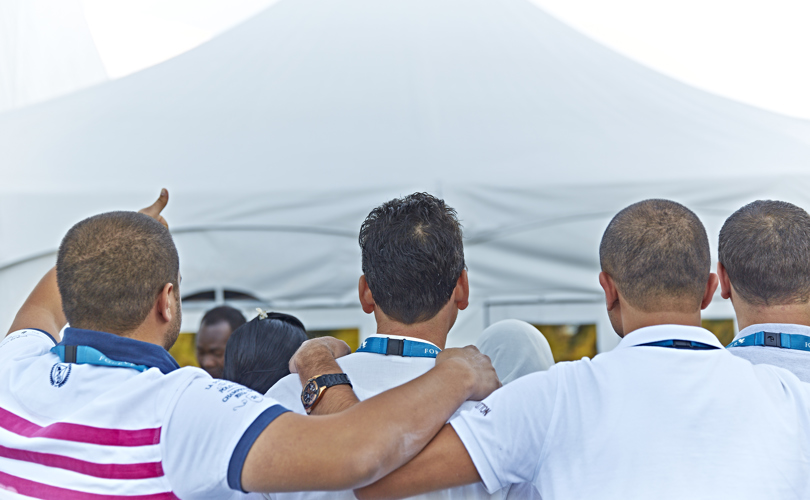 mannen die elkaat steunen